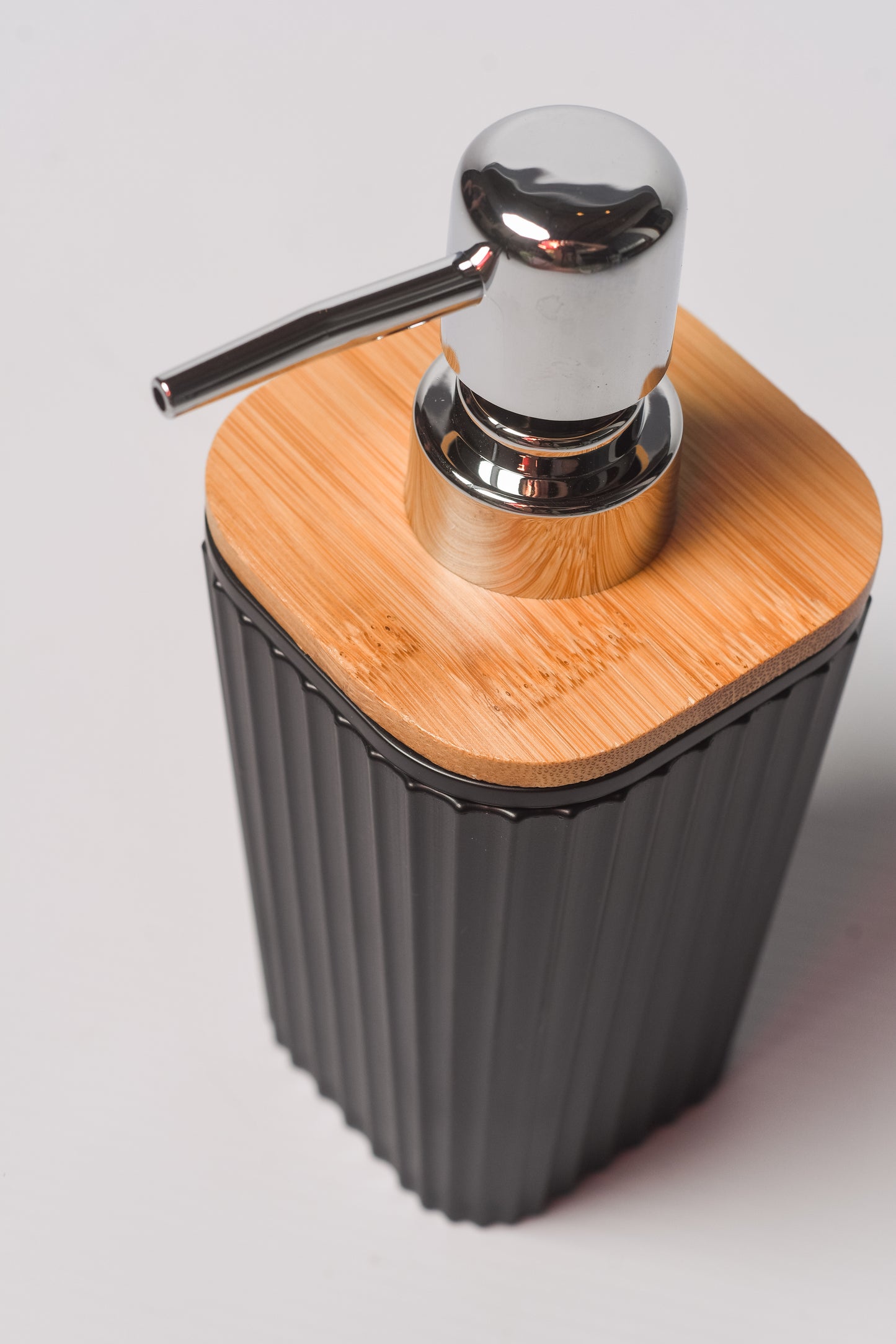 Kit dispenser negro con bambú