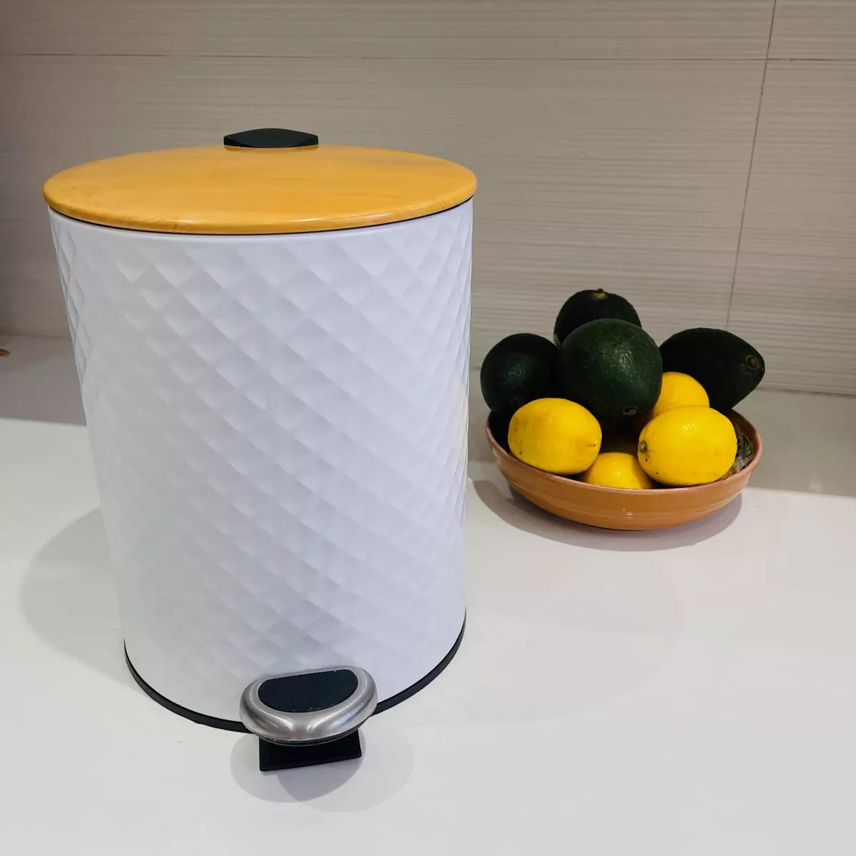 Cesto texturado blanco con tapa de madera y cierre suave 5 litros