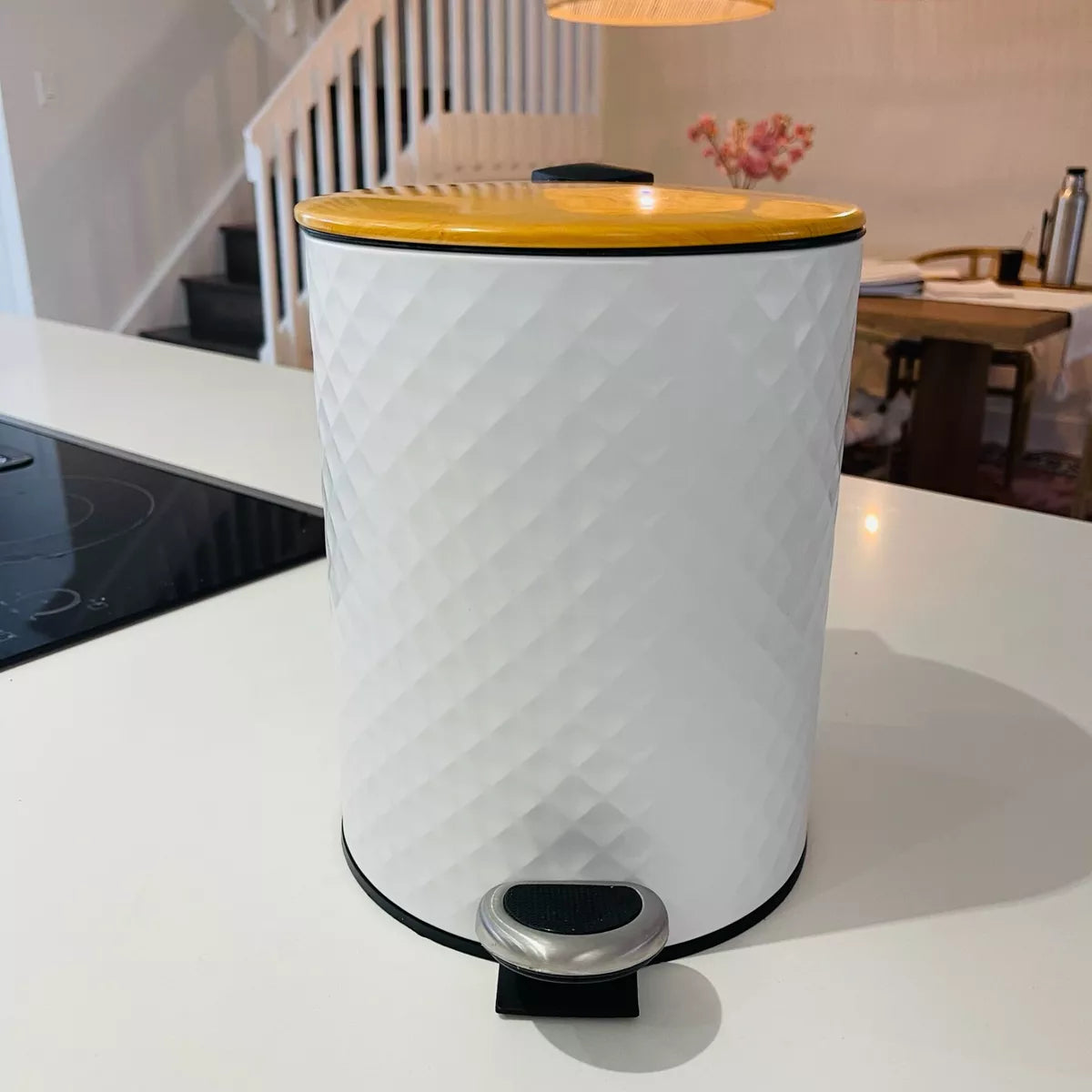 Cesto texturado blanco con tapa de madera y cierre suave 5 litros