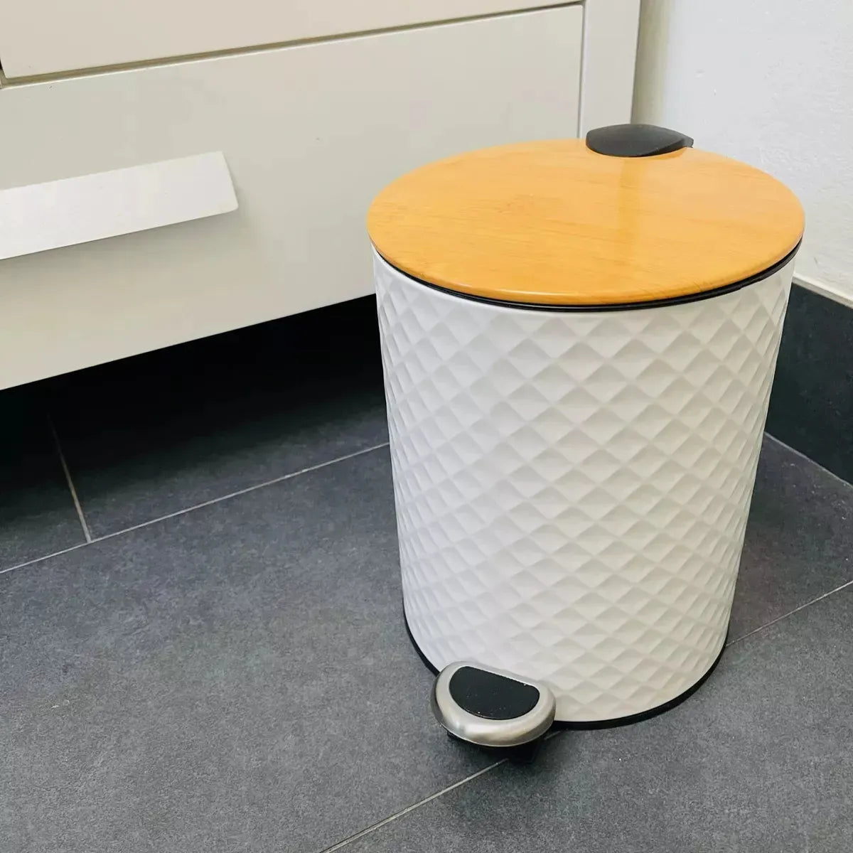Set de Baño Texturado Blanco Cesto con Pedal 5 Lts + Escobilla con Base Tapa Símil Madera
