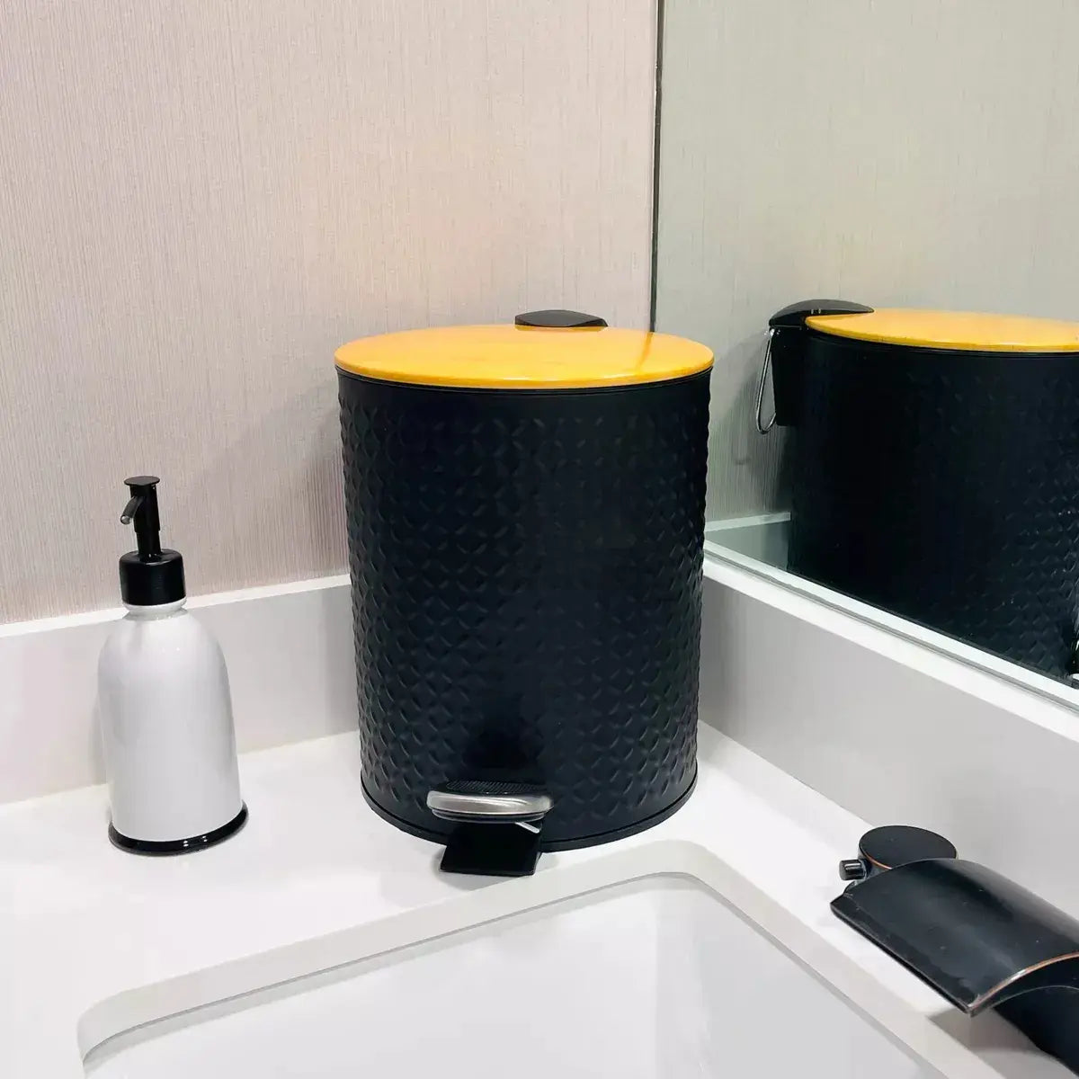 Set Baño Cesto Basura Texturado con Tapa de Madera 5 Lts + Escobilla Texturada Negra.